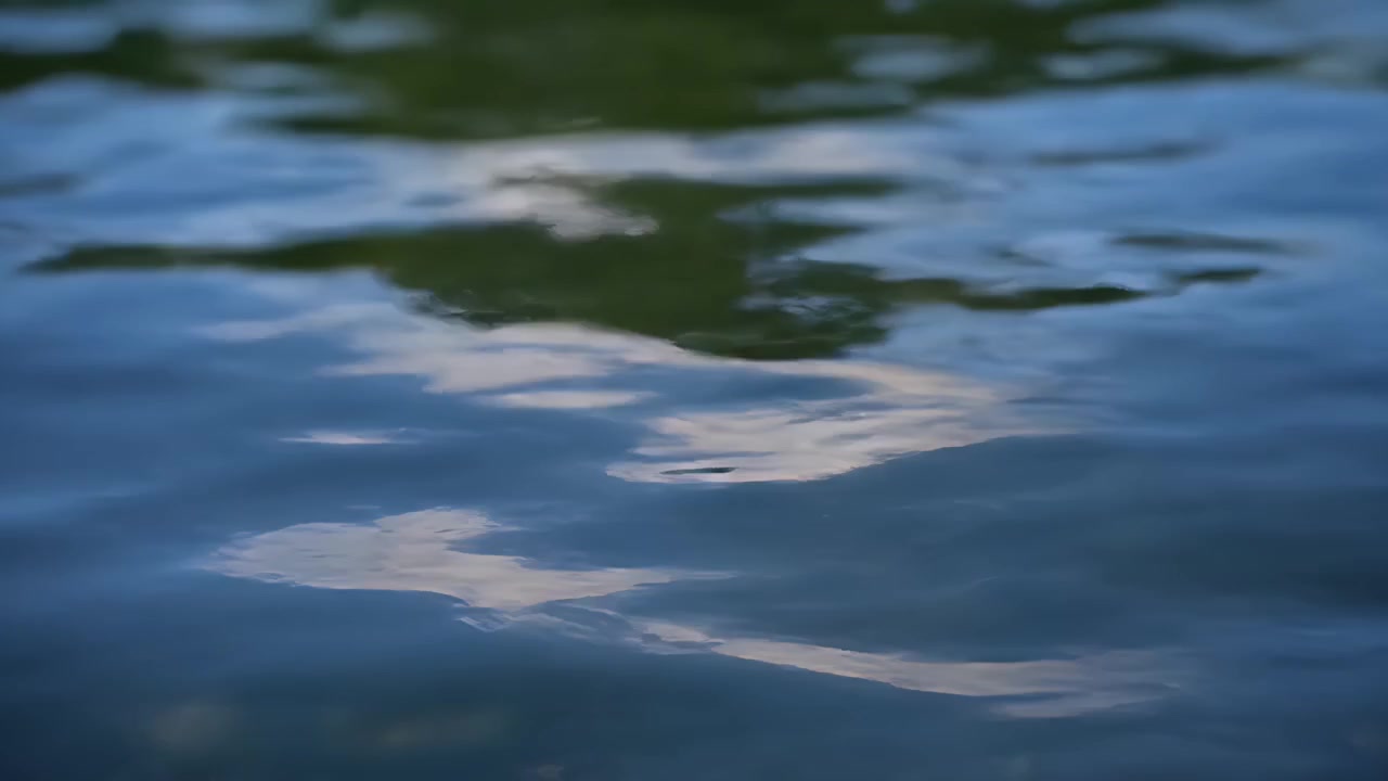 Lievi increspature sulla superficie di un lago calmo