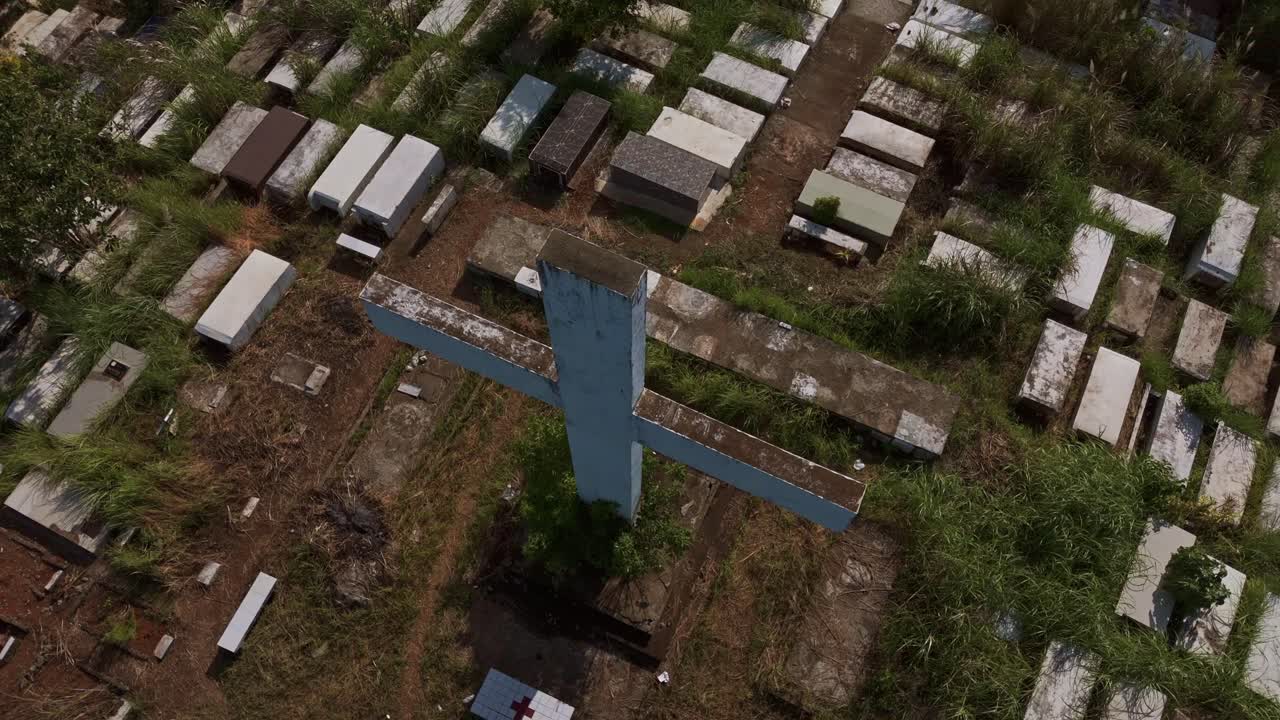 tomada aérea de arriba hacia abajo de un cementerio católico con vistas a la bahía de surigao del norte, filipinas