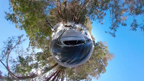 conduciendo por una montaña nevada con una perspectiva única de planeta diminuto