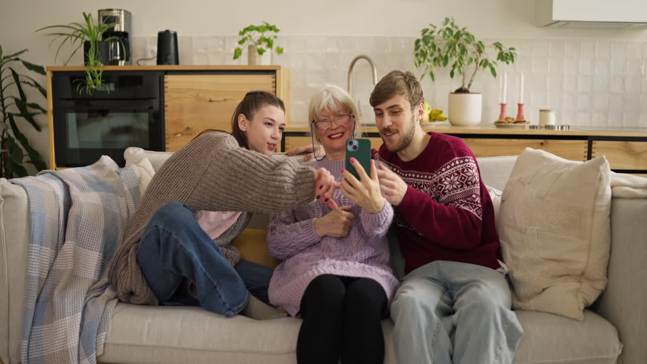 Familie videoopkald på sofaen