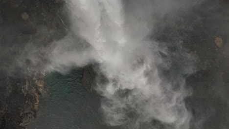 catarata de haifoss cámara lenta aérea de la naturaleza cruda de islandia