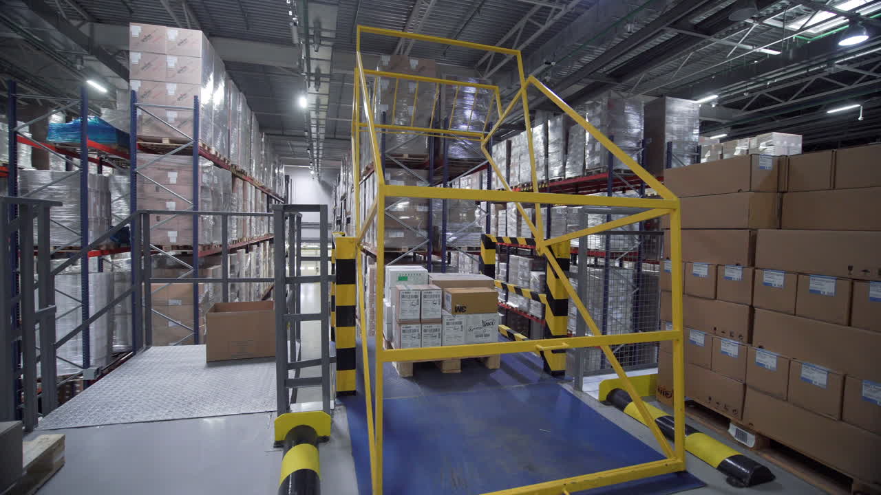 interior del almacén con sistema de paletas y transportadores