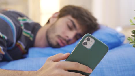 el joven que está durmiendo no suelta el teléfono.