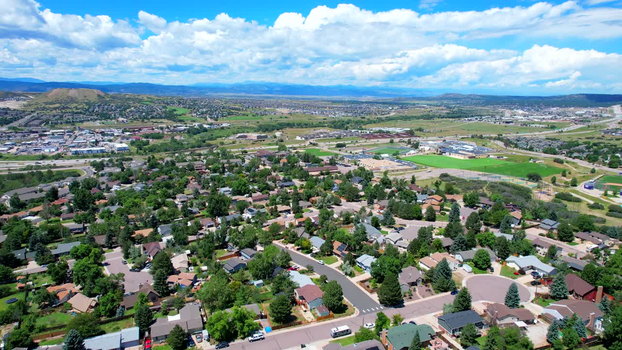 Drone terbang di atas rumah dan lingkungan di Castle Rock, sebuah kota satelit Denver, Colorado
