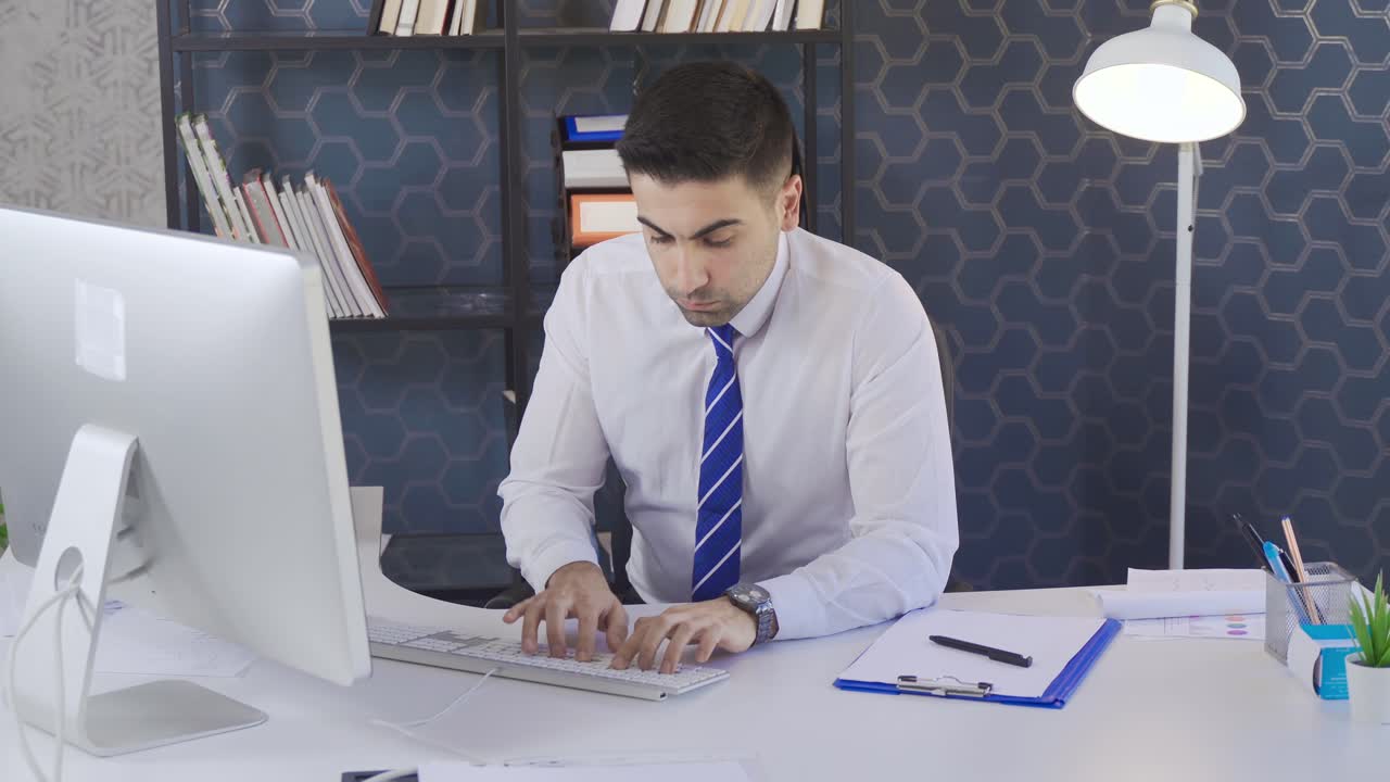 Uomo d'affari dinamico che lavora in ufficio