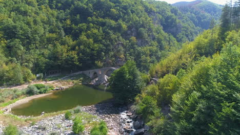 un viejo puente de piedra