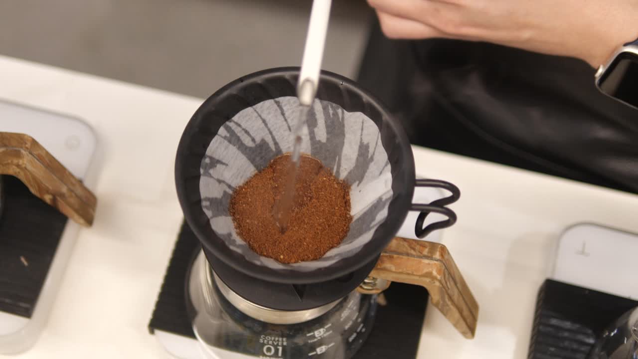 로스팅한 커피에 뜨거운 물을 붓는 핸드 드립 커피