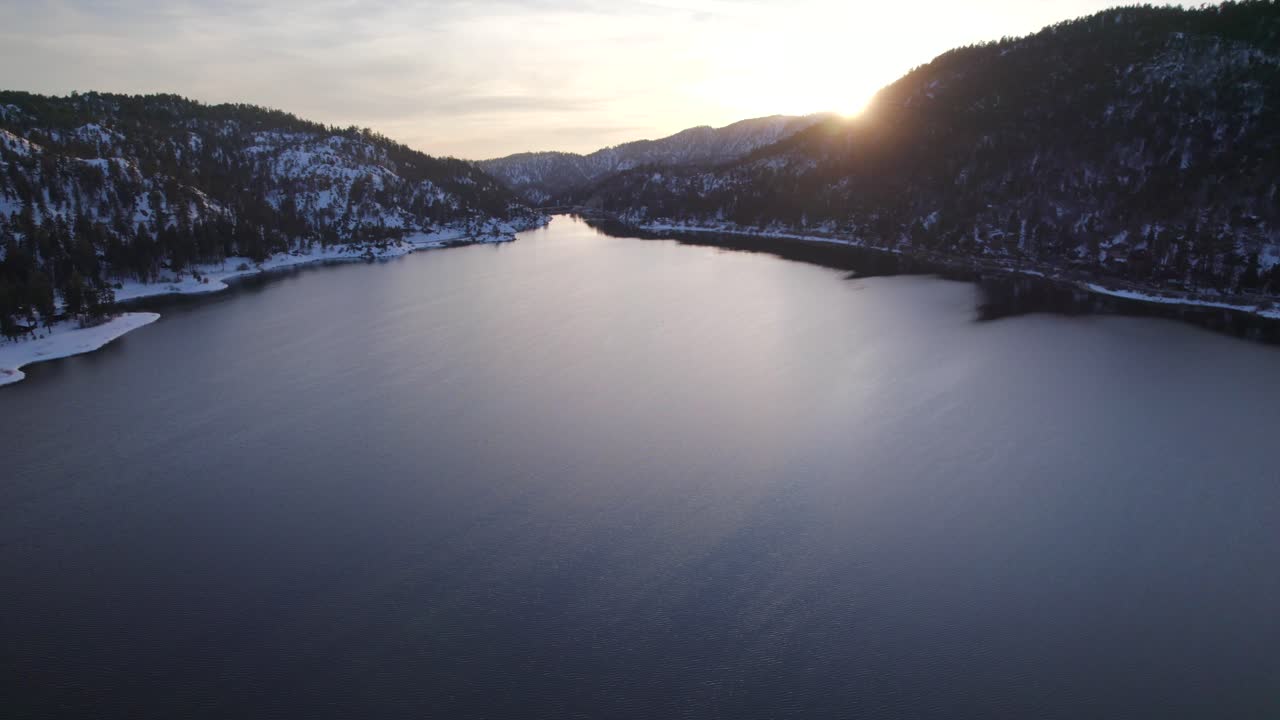 Tramonto invernale sul lago Big Bear nel sud della California dopo una recente tempesta di neve.