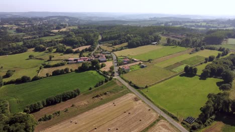 Inmensidad-Del-Paisaje-Rural-Con-Aldea-Aislada-Cerca-De-Tierras-De-Cultivo-Durante-La-Temporada-De-Cosecha