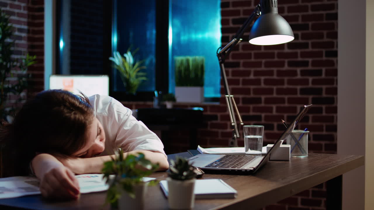 벽돌 벽 사무실에서 늦은 밤에 컴퓨터 책상에서 잠자는 잠자는 직원