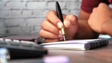 persona que escribe en un cuaderno