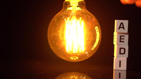 concepto de creatividad y éxito, ideas brillantes invención de bombilla o idea mano poniendo bloque de cubo con la palabra idea