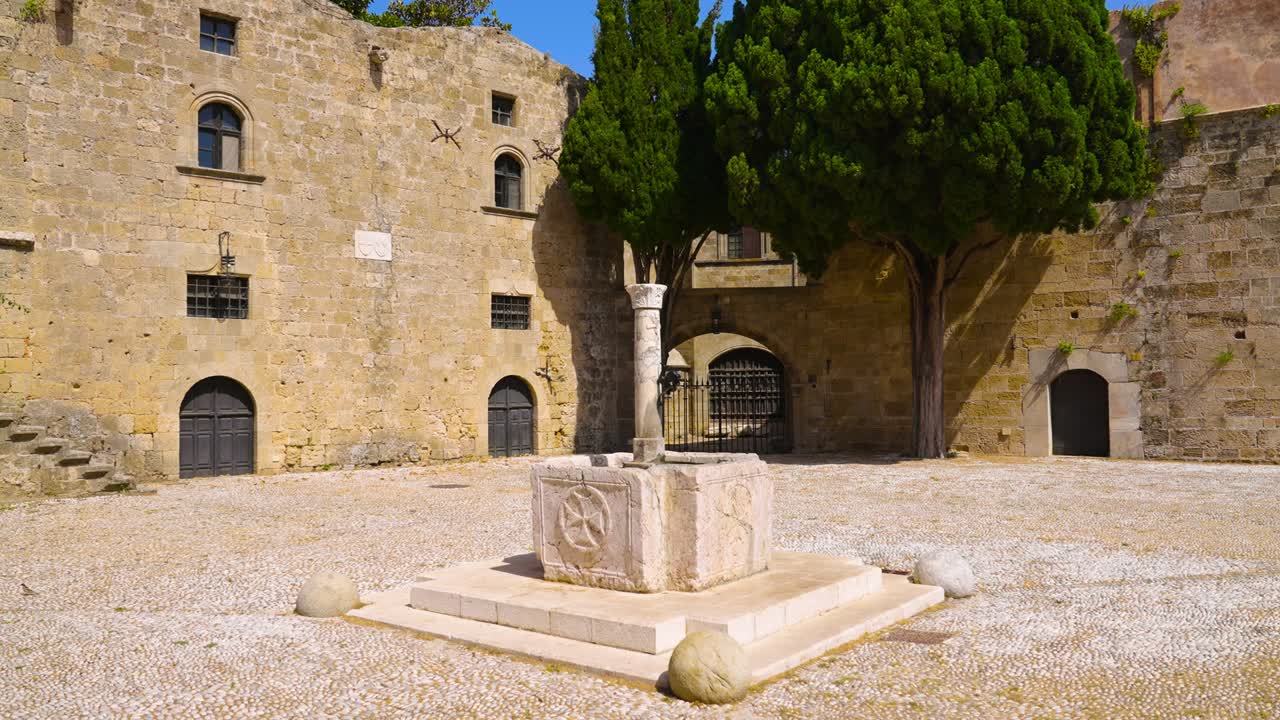 histórica fuente de agua medieval en una plaza de la calle en la isla de rodas, grecia