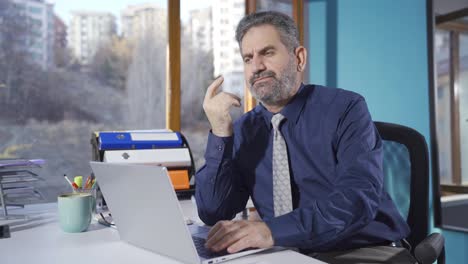 Portrait-of-thoughtful-office-worker.