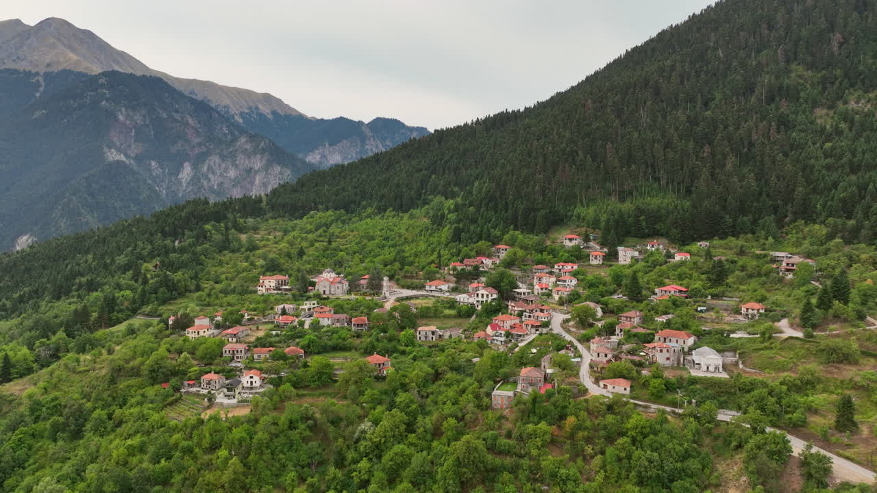 vista aérea de aviones no tripulados de antiguas casas de piedra en un pueblo tradicional en grecia