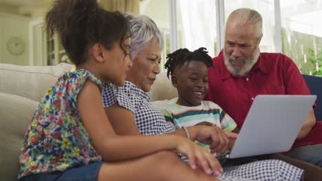 Großeltern-Und-Enkelkinder-Nutzen-Laptop-Zu-Hause