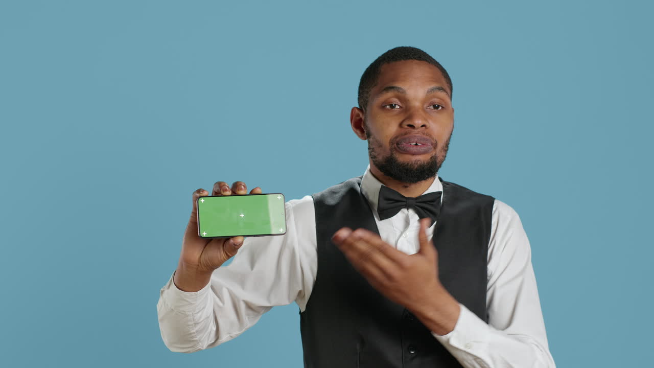 Hotelportierpersonale viser chroma key-display på en smartphone