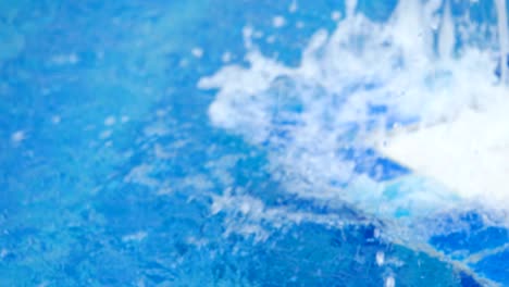 salpicaduras de agua en la piscina