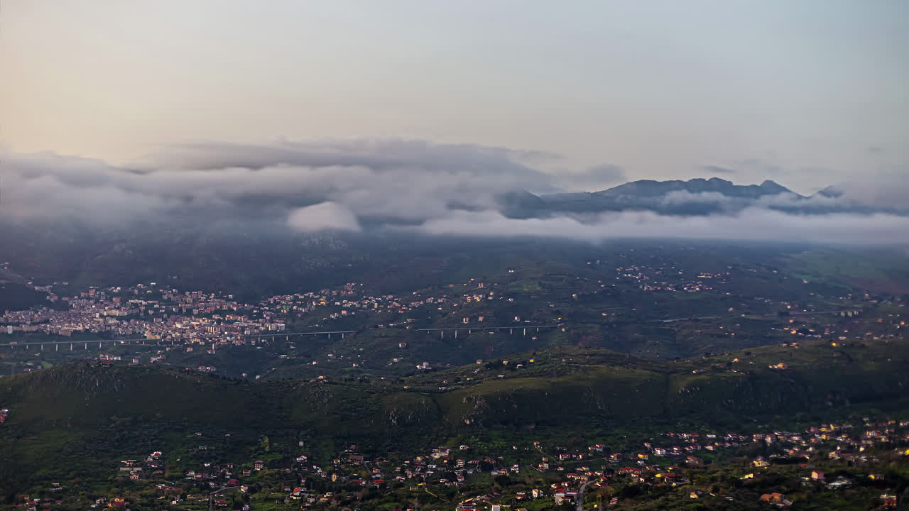 vista panorámica de un pueblo de playa de belvedere montepellegrino, sicilia cerca de palermo, italia con nubosidad en timelapse en la noche