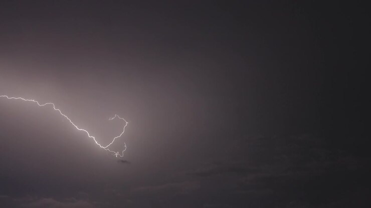 Nuvole temporalesche notturne illuminate da fulmini elettrici spettacolari