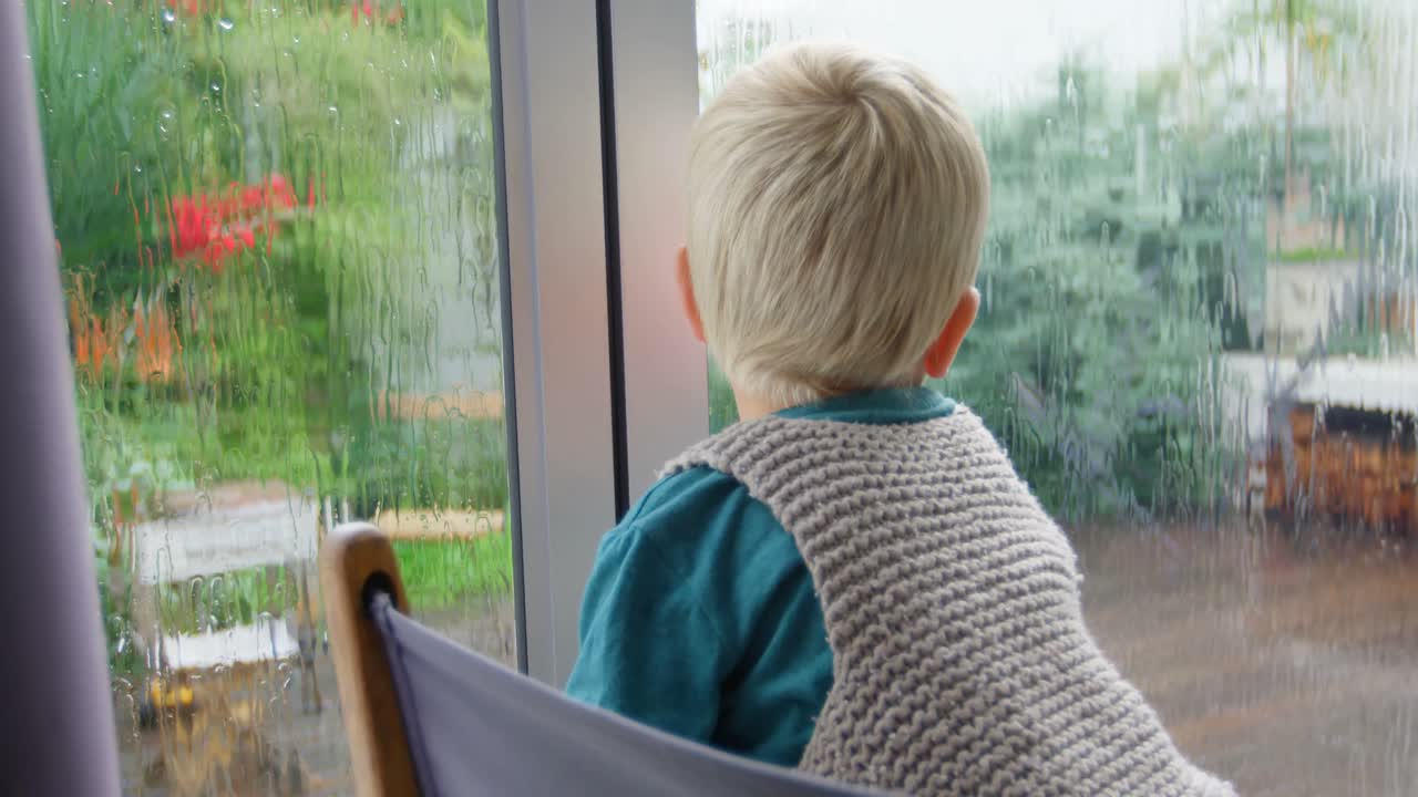 창밖을 바라보는 귀여운 소년 4k