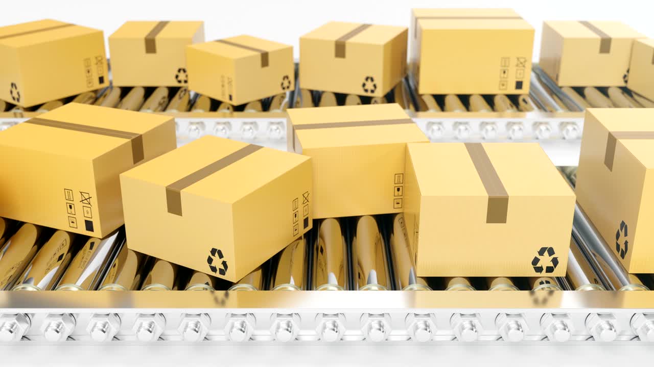 카드보드 상자는 컨베이어 벨트를 따라 진행됩니다. 콘베이어 벨트에 있는 카드보드 박스