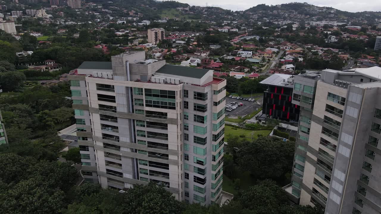 Ripresa aerea di un grattacielo e di altri grattacieli nella città di San Jose.