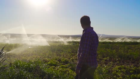 Granjero-Irrigando-El-Campo.-Camara-Lenta.