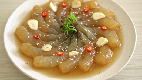 gambas en escabeche al estilo coreano o gambas en escabeche con salsa de soja coreana - estilo de comida asiática