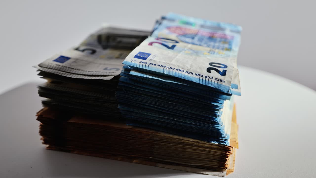 Euro-Geldscheine drehen sich auf einer Plattform, als Konzept für Luxus und Investition