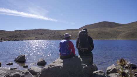 un par de turistas posando en un paisaje de ensueño en la laguna.
