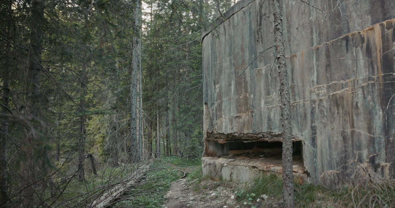 Um bunker de guerra histórico ao lado da trilha de caminhada para o Lago di Sorapis nas Dolomitas, Vêneto, Itália, rodeado por uma paisagem montanhosa alpina acidentada