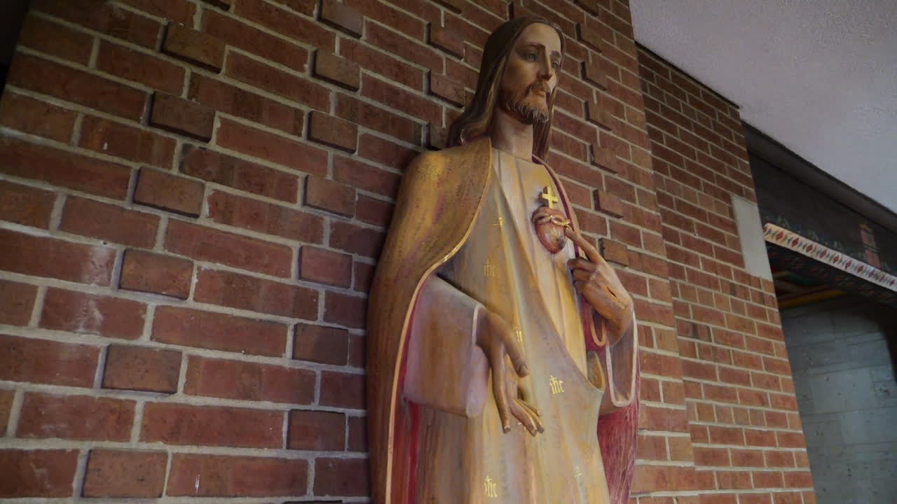 Statua di Gesù Cristo davanti alla Chiesa Cattolica del Divino Bambino Gesù a Westchester, Illinois, USA