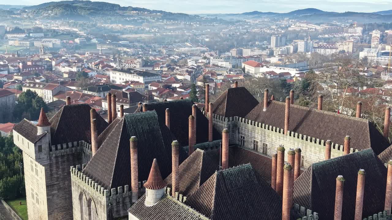 Betagende 4K-droneoptagelser af Palace of the Dukes of Braganza i Guimaraes, Portugal, på en lys og solrig dag