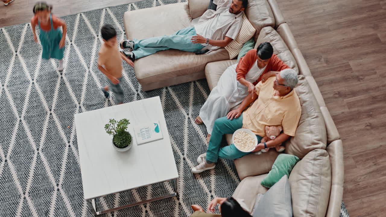 familia disfrutando de una noche de cine