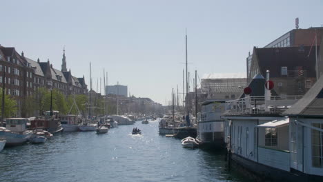 Los-Veleros-Bordean-El-Canal-En-Un-Tranquilo-Distrito-De-Copenhague.