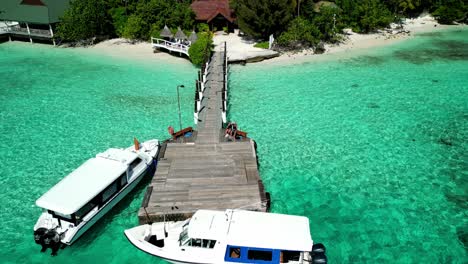 se encuentra una isla paradisíaca tropical - malahini kuda bandos, maldivas: drones aéreos desde el muelle - invitados saludando, isla revelando