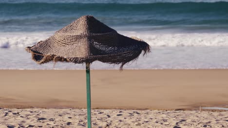 Sonnenschirm-An-Einem-Leeren-Strand-In-Der-Nähe-Des-Ruhigen-Ozeans