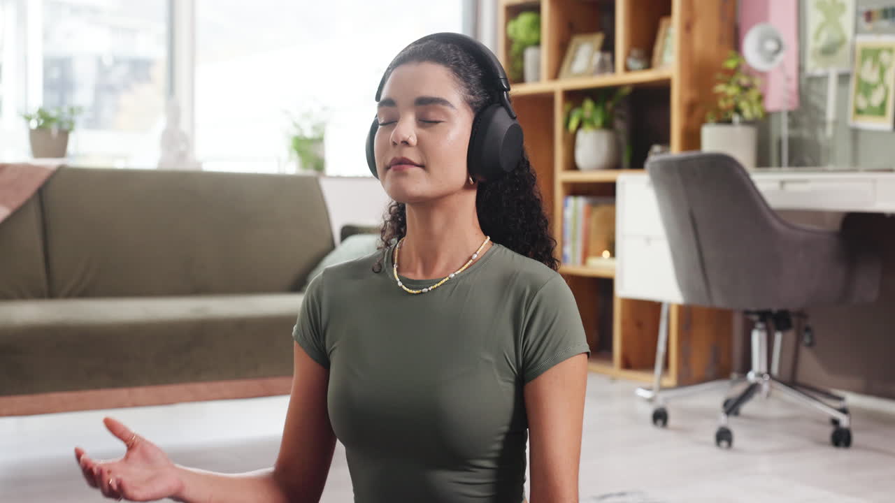 mujer meditando en casa con auriculares