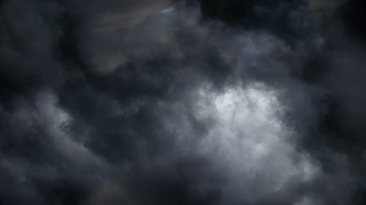 nubes de cúmulos de tormenta de 4k moviéndose rápido con vista de tormenta eléctrica