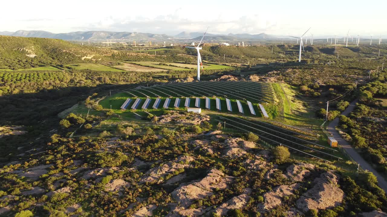 paisaje de energías renovables, granja solar y turbinas eólicas, cerdeña, antena