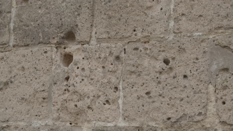 panorámica sobre los agujeros de bala en el antiguo muro de la iglesia en oosterbeek, países bajos