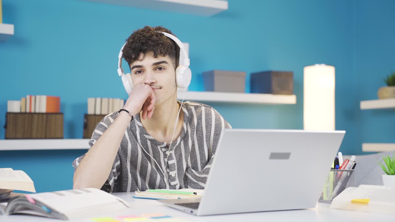 estudiante soñando despierto en casa. él es feliz.