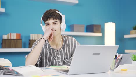 estudiante soñando despierto en casa. él es feliz.