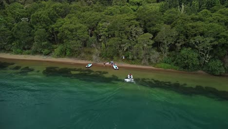 Tourist-An-Einem-Abgelegenen-Strand-Drohnenschuss