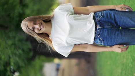 Hermosa-Joven-Rubia-Posando-Con-El-Telón-De-Fondo-De-Un-Ambiente-Tranquilo-En-El-Parque.-Paseo-Por-El-Parque,-Picnic.-Felicidad