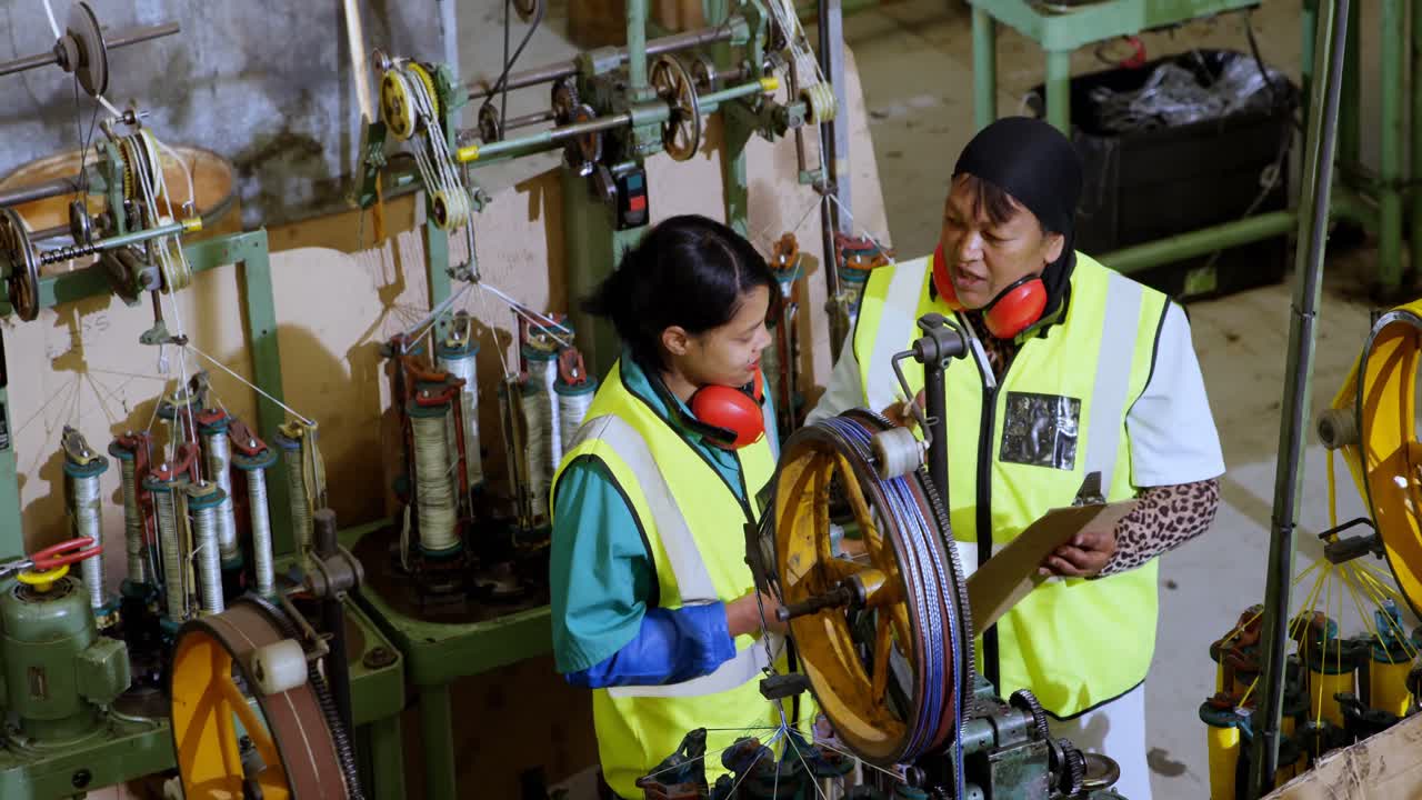 클립보드를 통해 논의하는 여성 노동자 4k