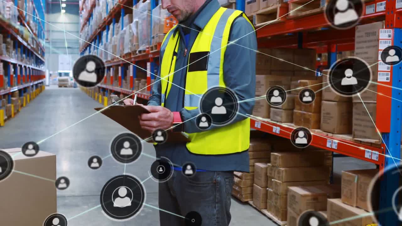 animación de redes de conexiones con iconos sobre el hombre que trabaja en el almacén