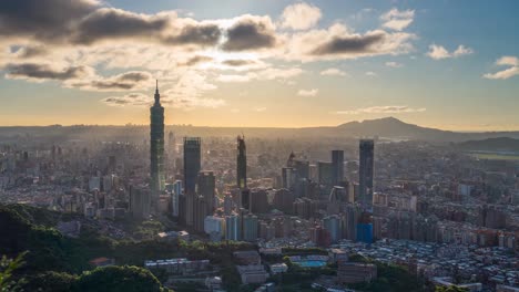 Taiwan-Skyline-Atemberaubender-Bewölkter-Sonnenaufgang-Bis-Goldener-Sonnenuntergang-Im-Zeitraffer