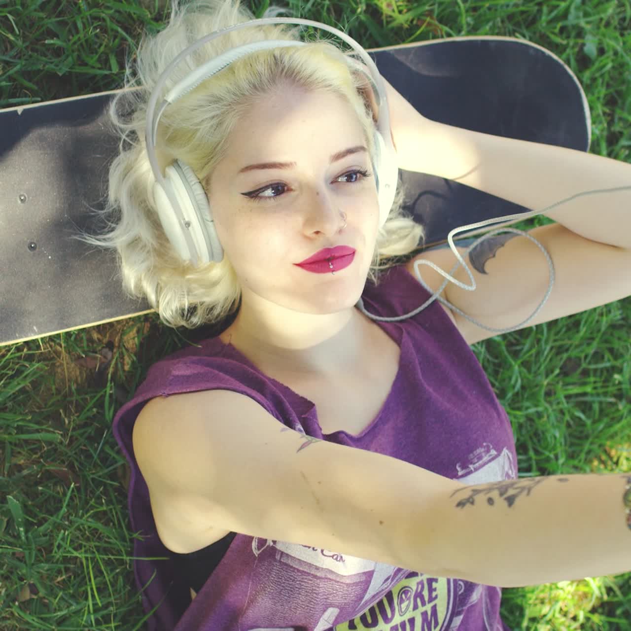 feliz moda joven estudiante rubia